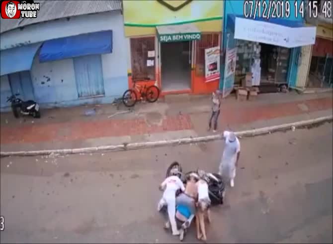 Video :A whole community steps up to stop a thief
